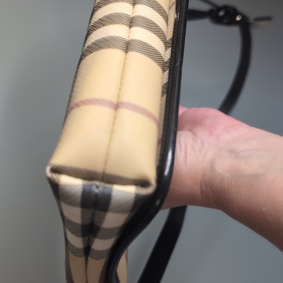 Burberry London Nova Check Design Shoulder Bag. - Picture 11 of 14